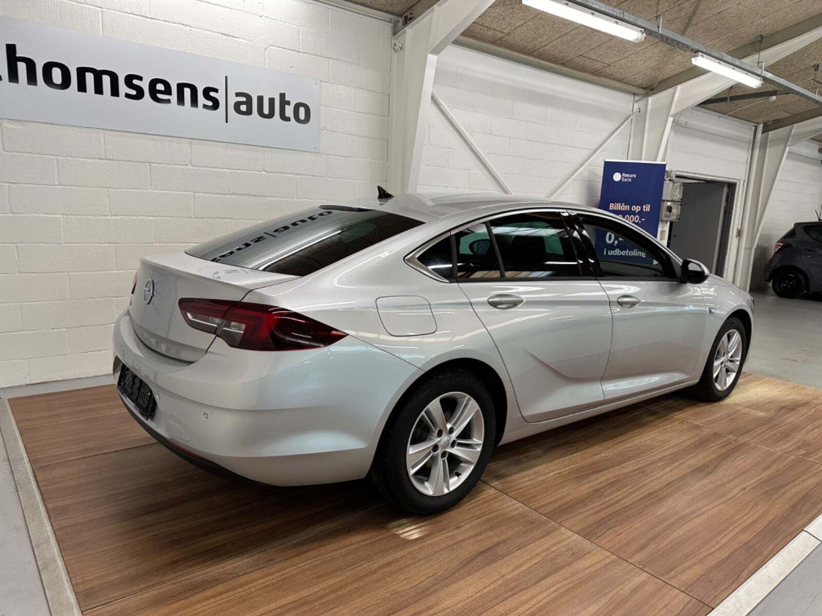 Sølv Opel Insignia fra 2020 set udefra