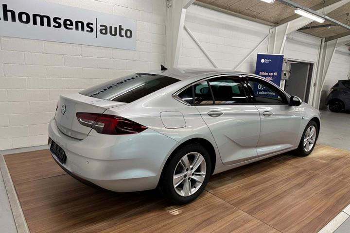 Sølv Opel Insignia fra 2020 set udefra