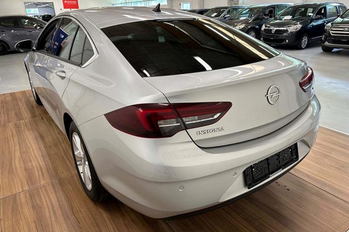 Sølv Opel Insignia fra 2020 set udefra