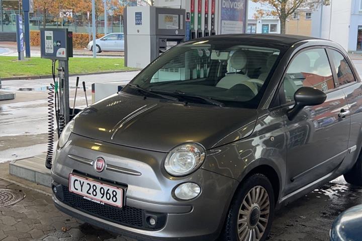 Grå Fiat 500C fra 2012