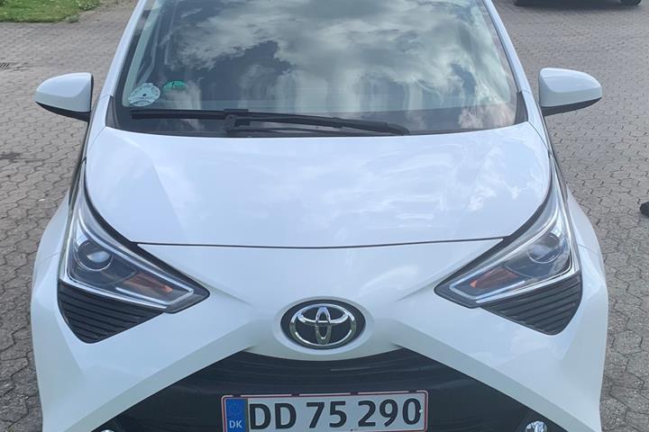 Hvid Toyota Aygo fra 2021