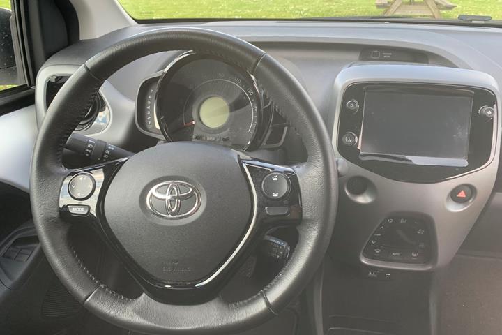 Hvid Toyota Aygo fra 2021
