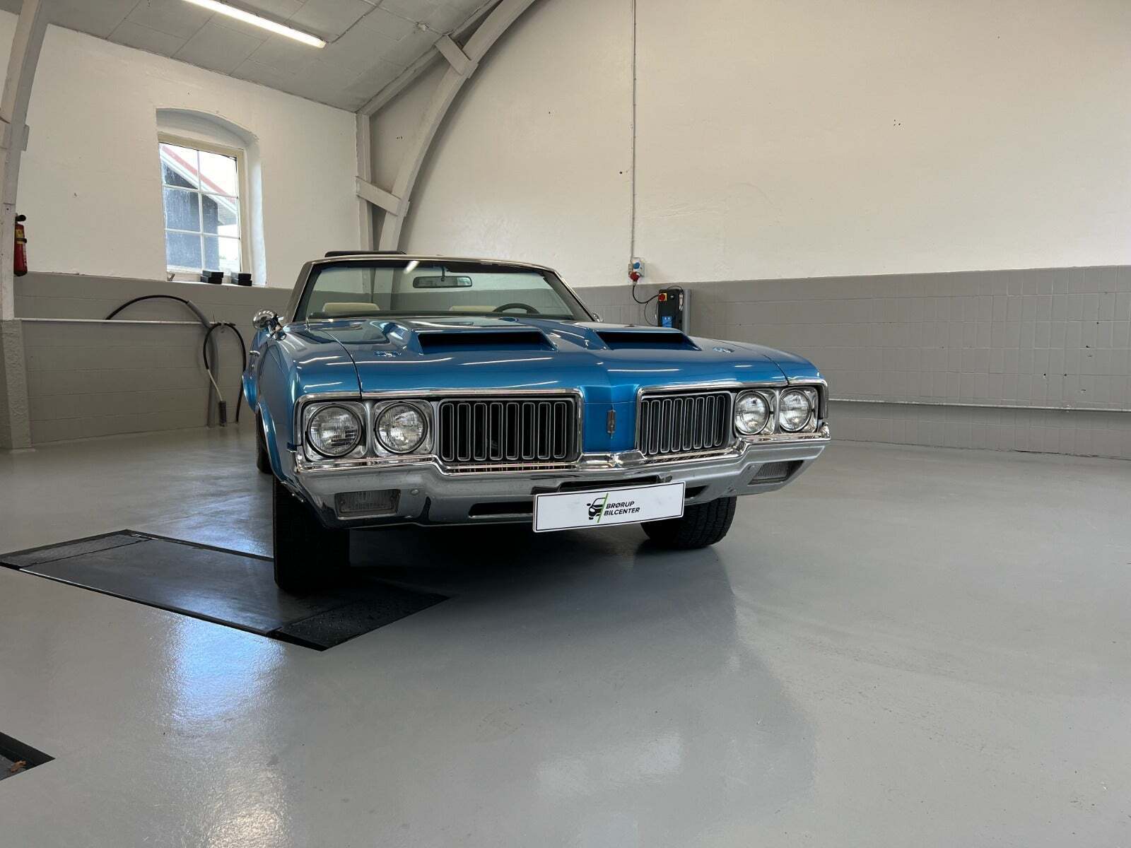 Blå Oldsmobile Cutlass fra 1970 set udefra