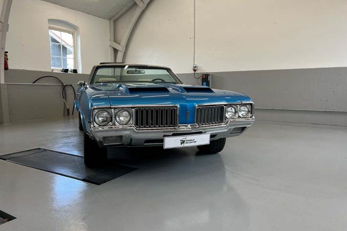 Blå Oldsmobile Cutlass fra 1970 set udefra