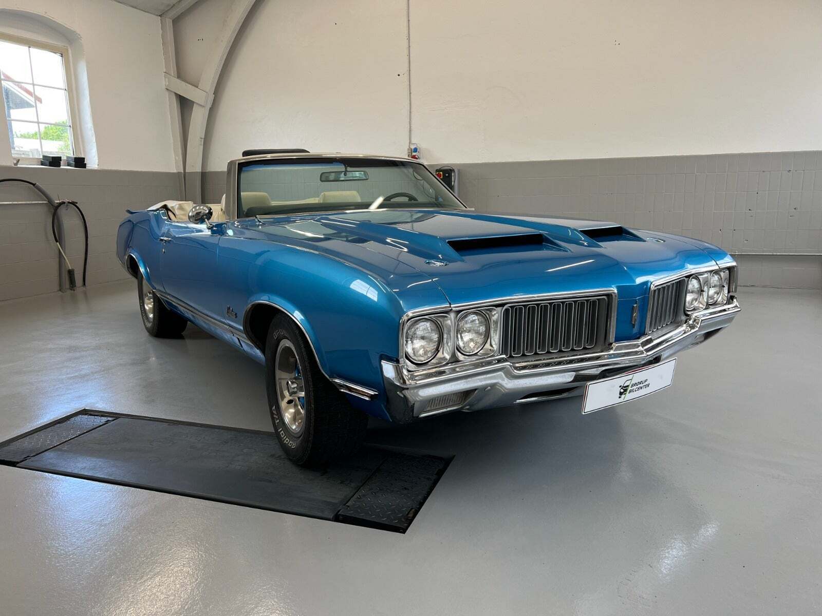 Blå Oldsmobile Cutlass fra 1970 set udefra