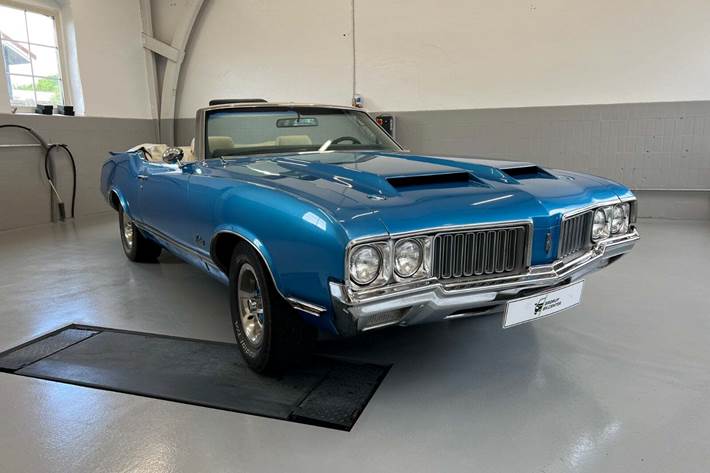 Blå Oldsmobile Cutlass fra 1970 set udefra