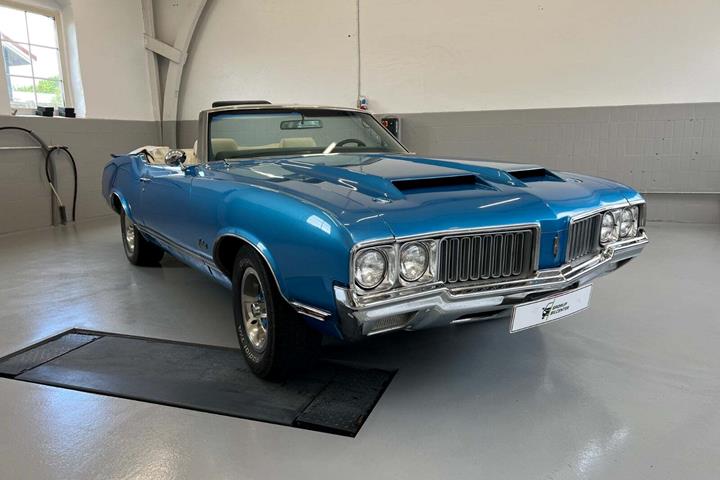 Blå Oldsmobile Cutlass fra 1970 set udefra