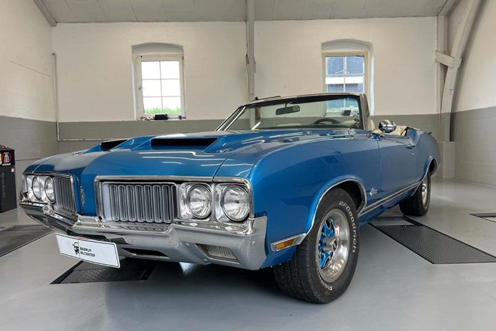 Blå Oldsmobile Cutlass fra 1970 set udefra