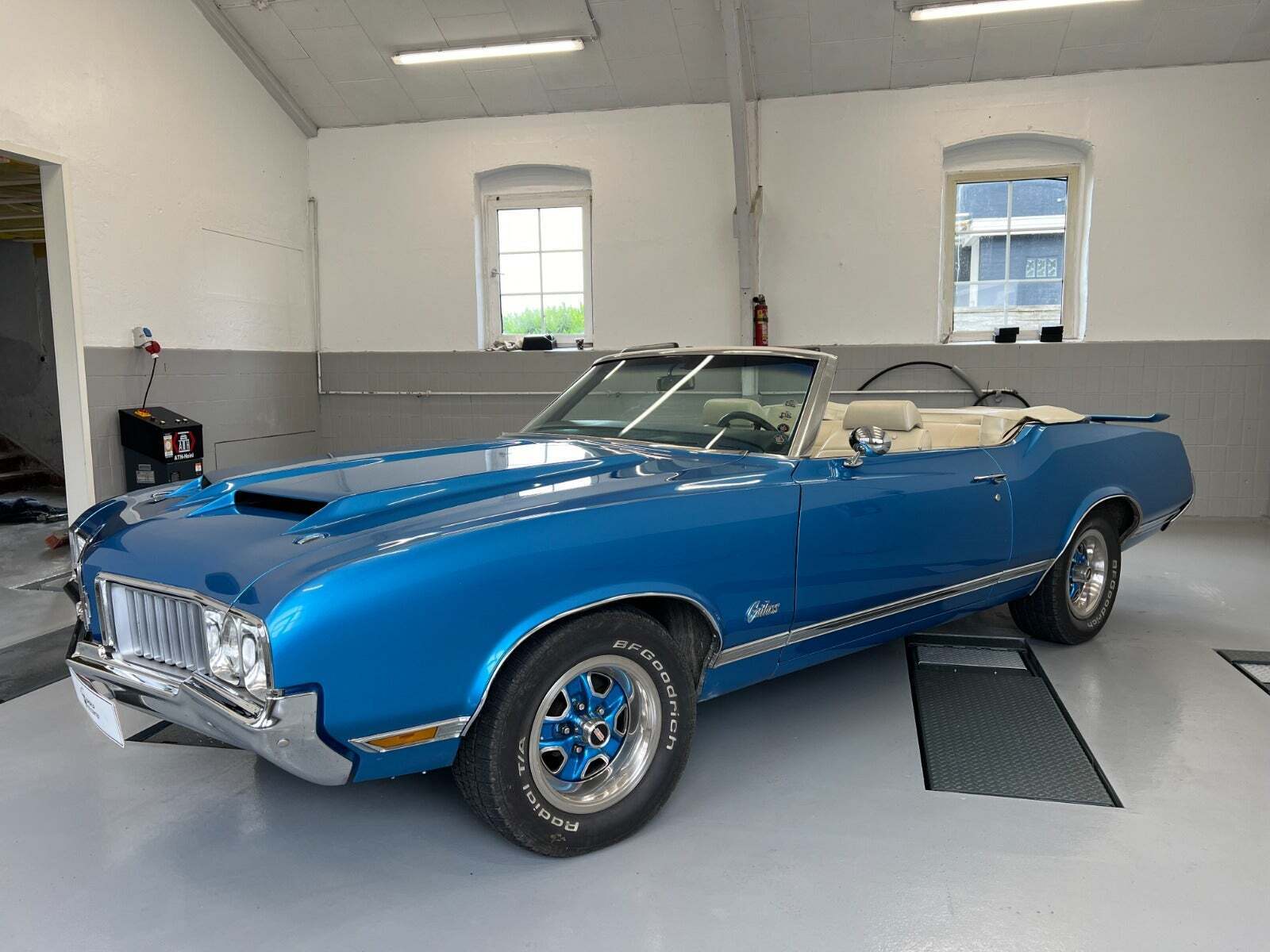 Blå Oldsmobile Cutlass fra 1970 set udefra