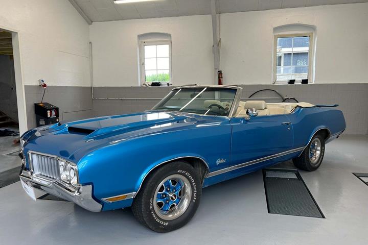 Blå Oldsmobile Cutlass fra 1970 set udefra