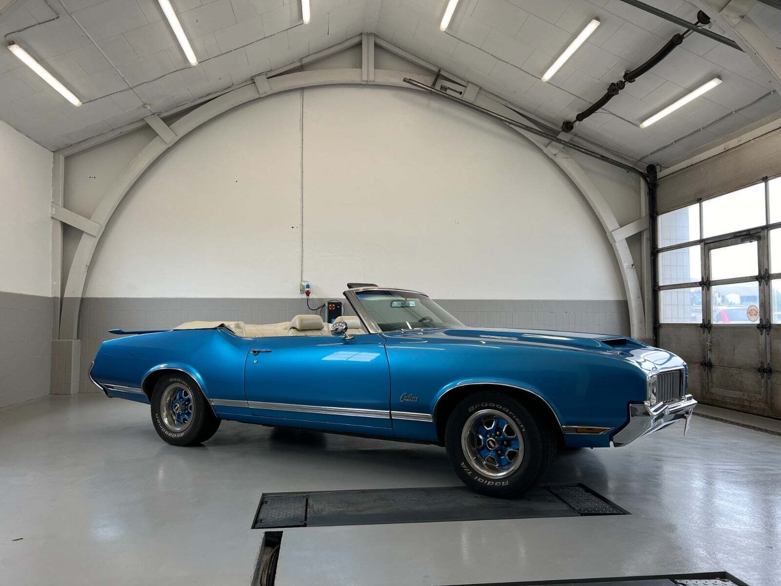 Blå Oldsmobile Cutlass fra 1970 set udefra