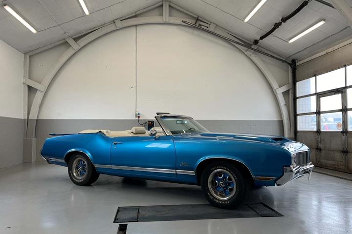 Blå Oldsmobile Cutlass fra 1970 set udefra