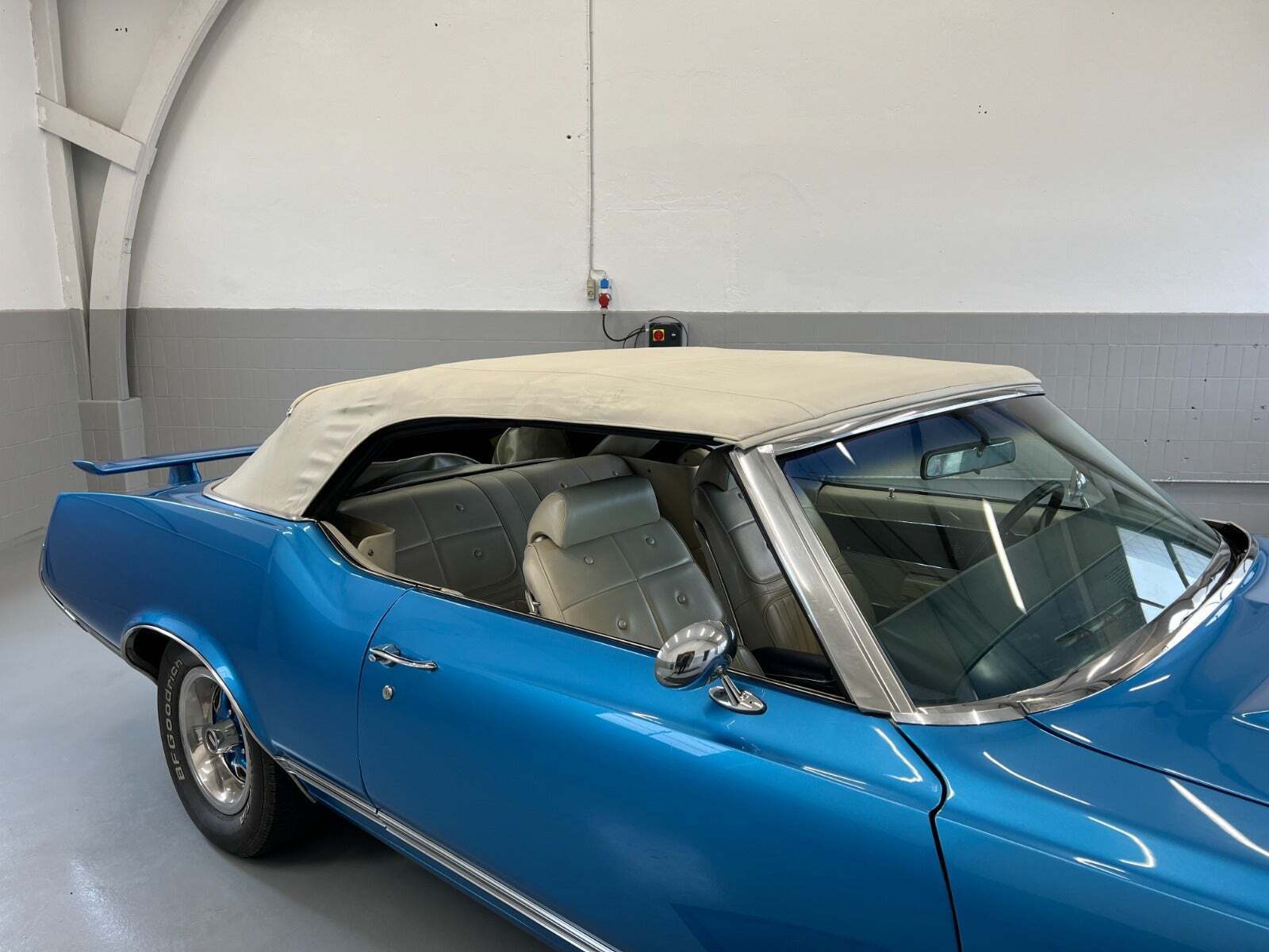 Blå Oldsmobile Cutlass fra 1970 set udefra