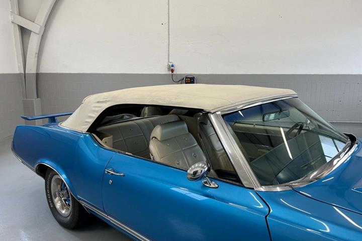 Blå Oldsmobile Cutlass fra 1970 set udefra