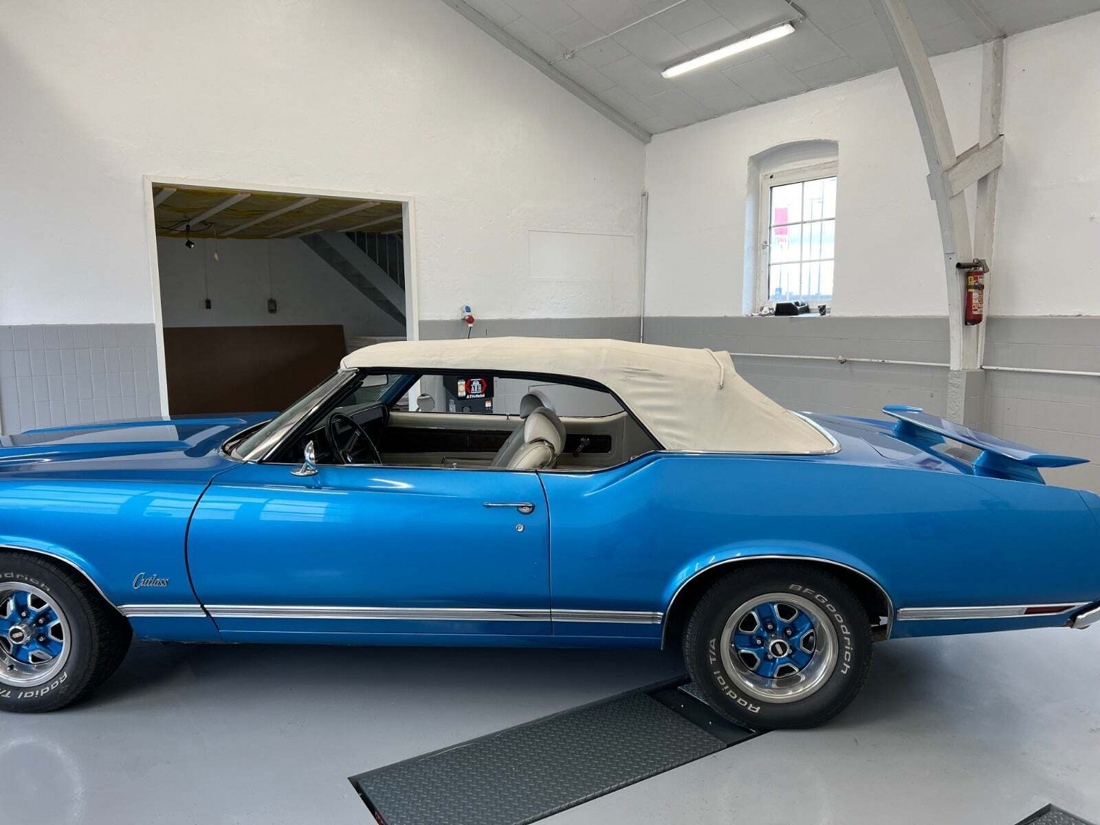 Blå Oldsmobile Cutlass fra 1970 set udefra