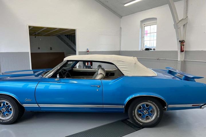 Blå Oldsmobile Cutlass fra 1970 set udefra