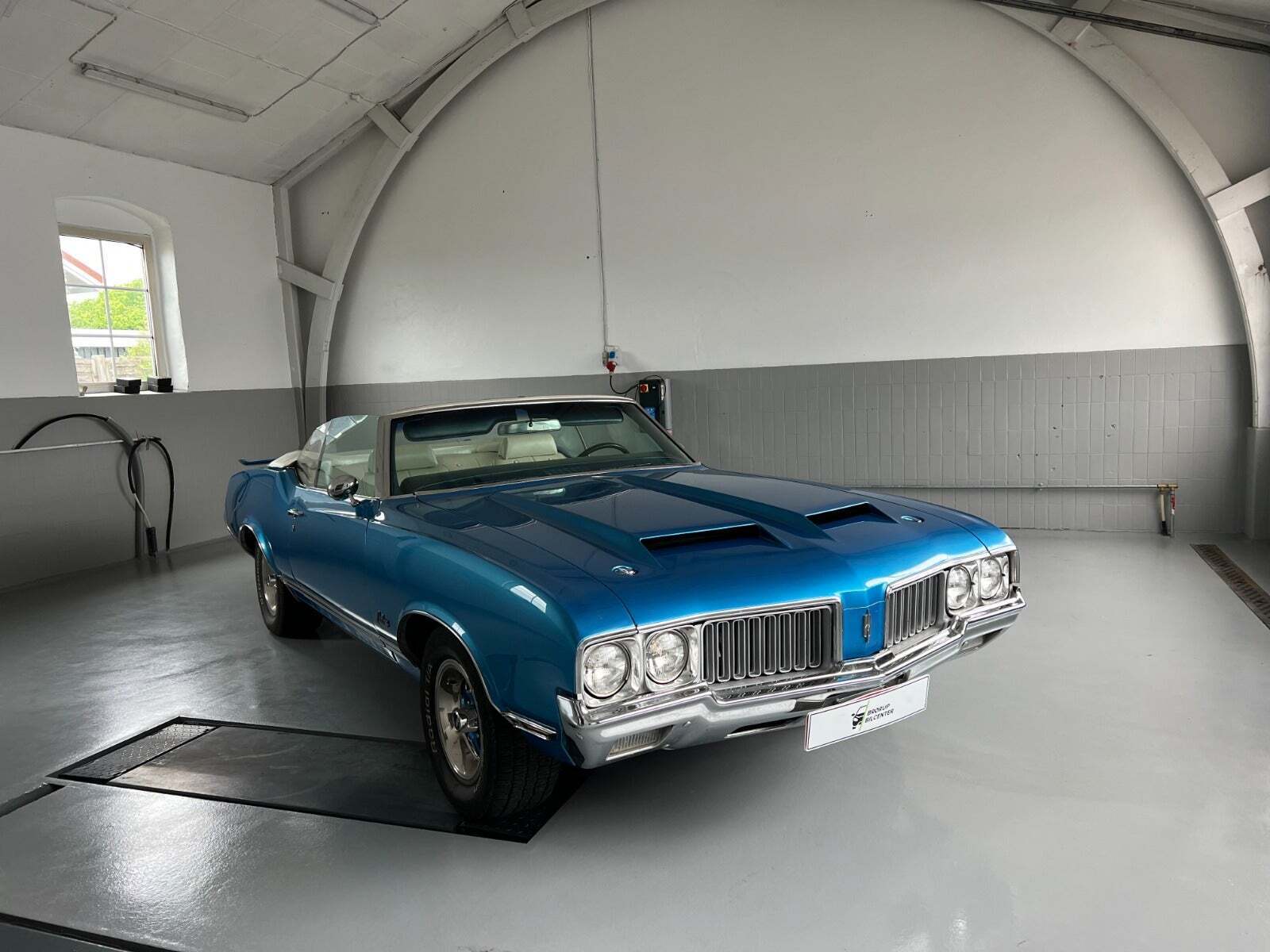 Blå Oldsmobile Cutlass fra 1970 set udefra