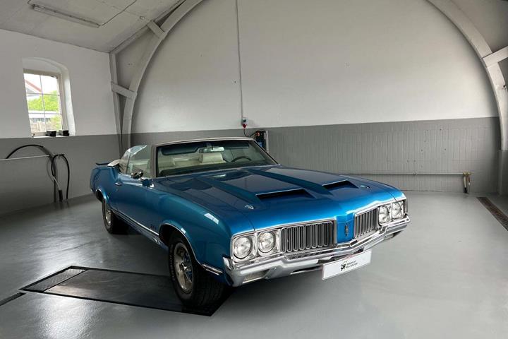 Blå Oldsmobile Cutlass fra 1970 set udefra