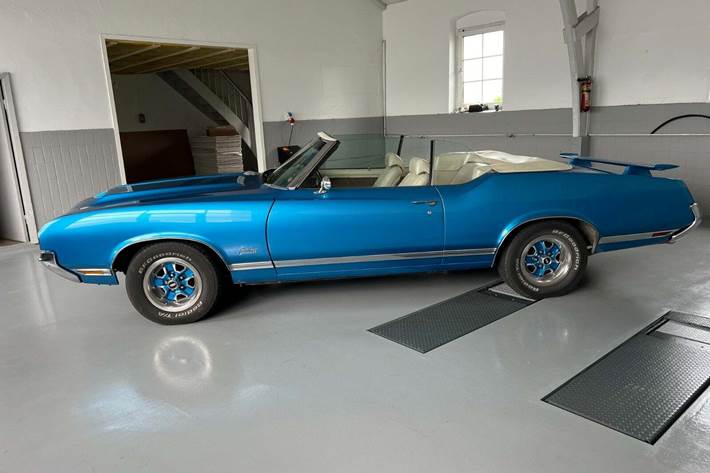 Blå Oldsmobile Cutlass fra 1970 set udefra