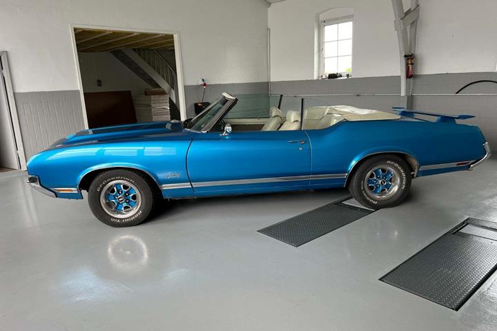Blå Oldsmobile Cutlass fra 1970 set udefra