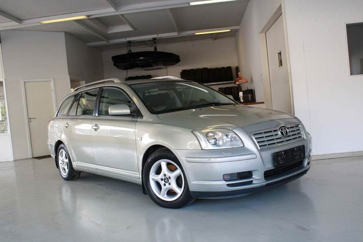 Orange Toyota Avensis fra 2005