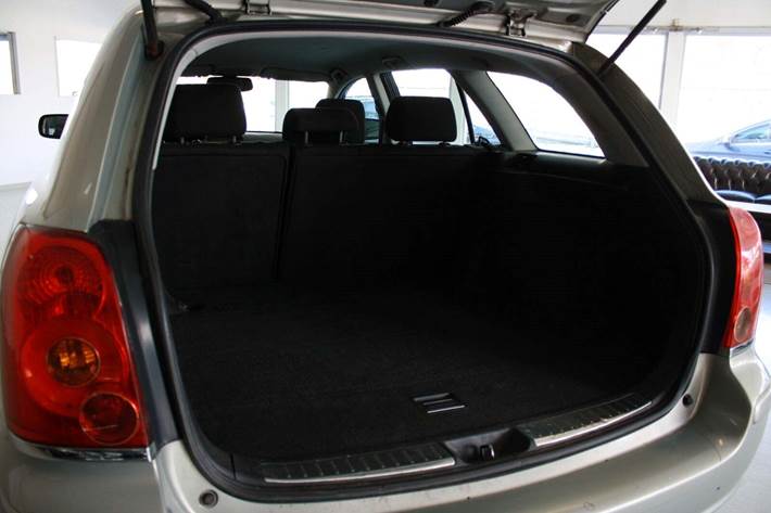 Orange Toyota Avensis fra 2005