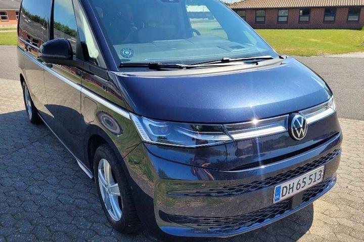 Blå VW Multivan fra 2022