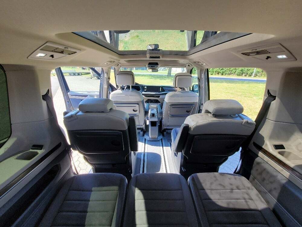 Blå VW Multivan fra 2022