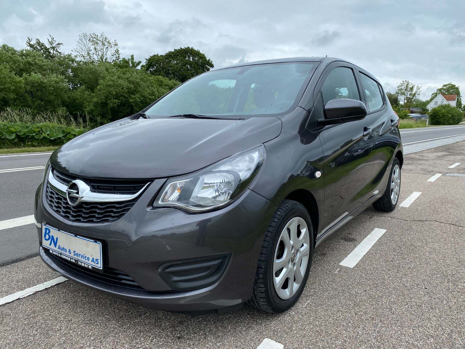 Grå Opel Karl fra 2016 set udefra