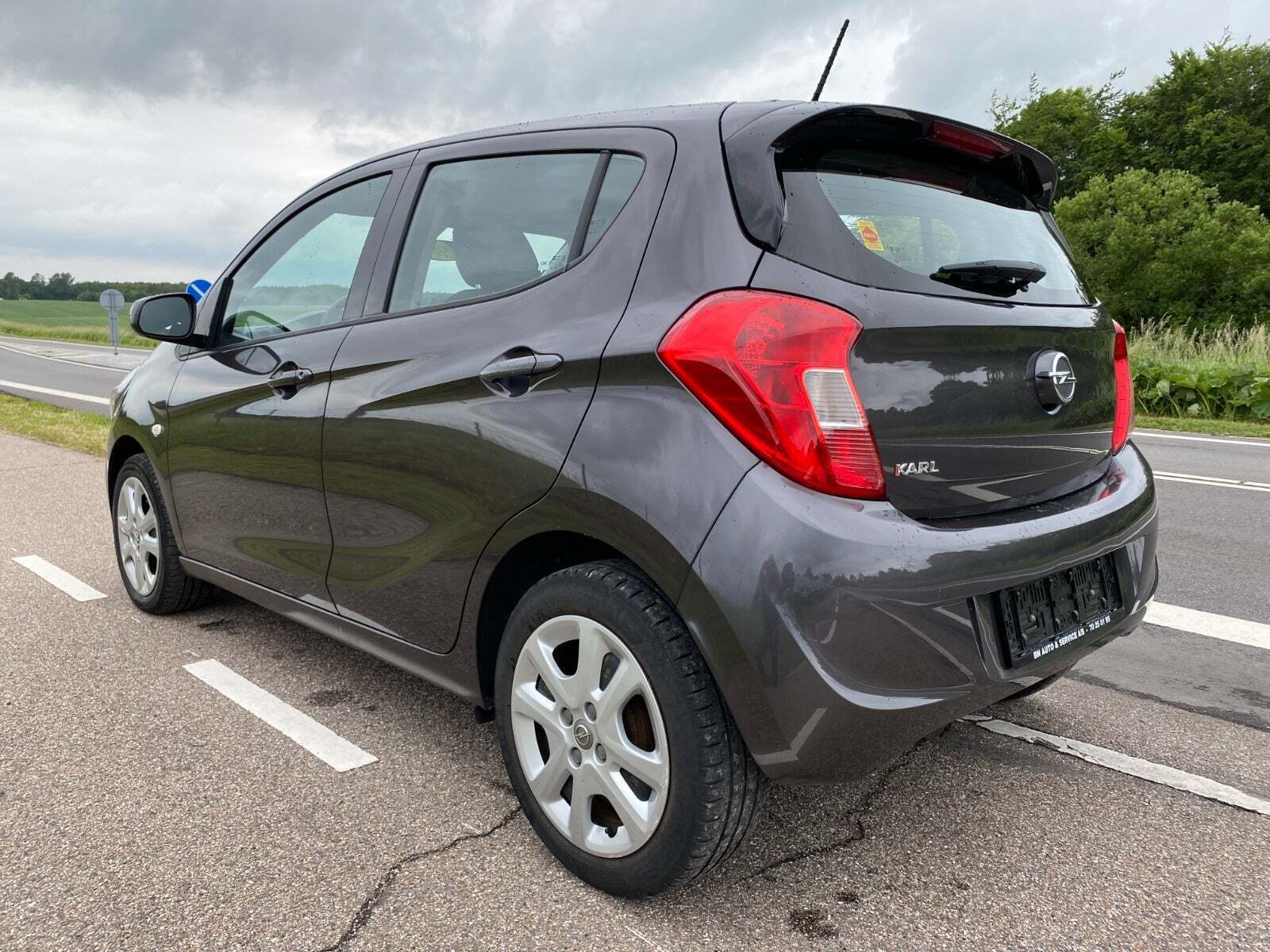 Grå Opel Karl fra 2016 set udefra