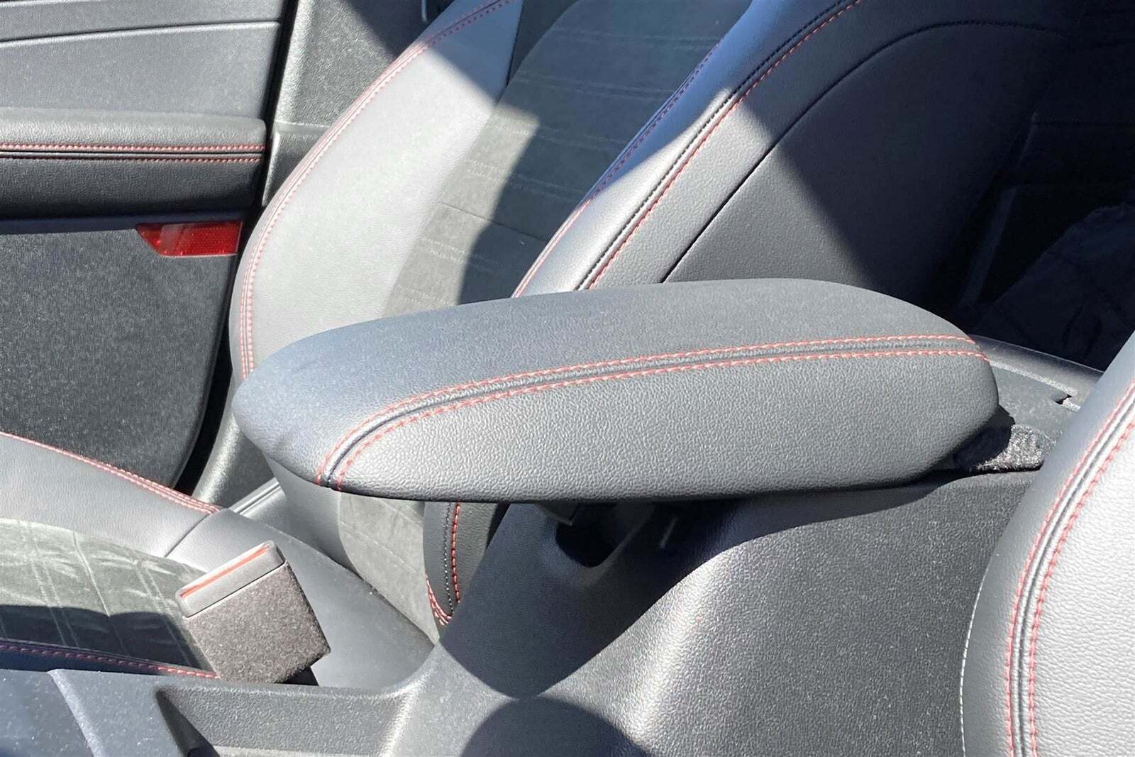 Grå Ford Kuga fra 2023