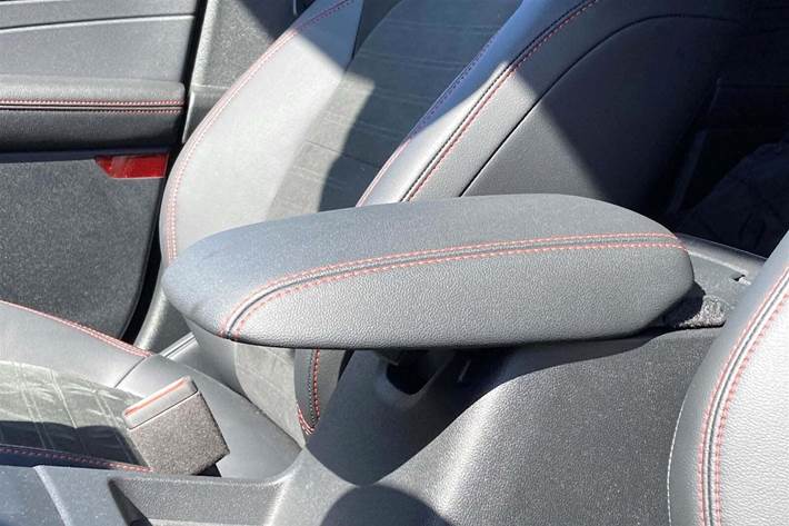 Grå Ford Kuga fra 2023