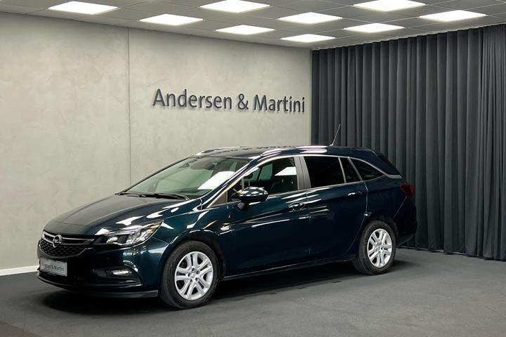 Blå Opel Astra fra 2019 set udefra