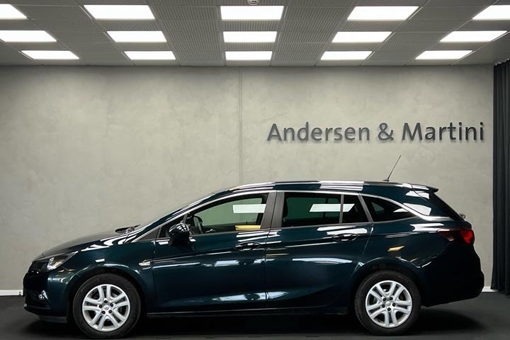 Blå Opel Astra fra 2019 set udefra