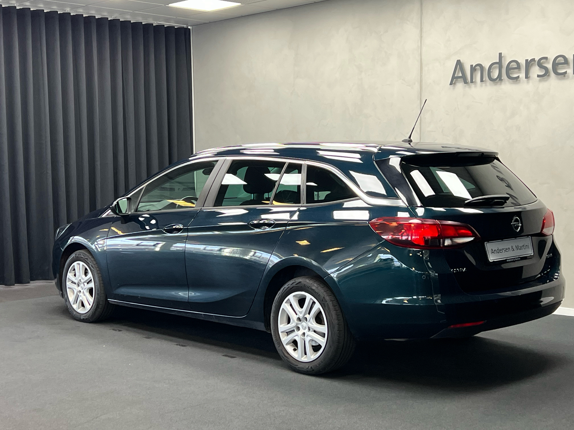 Blå Opel Astra fra 2019