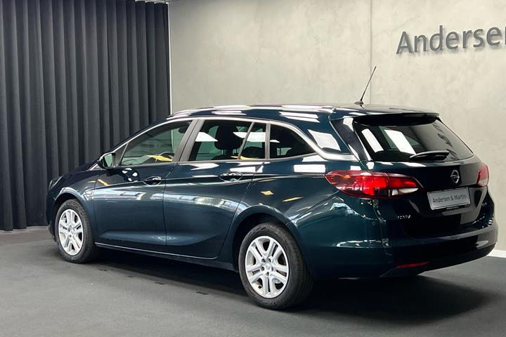 Blå Opel Astra fra 2019