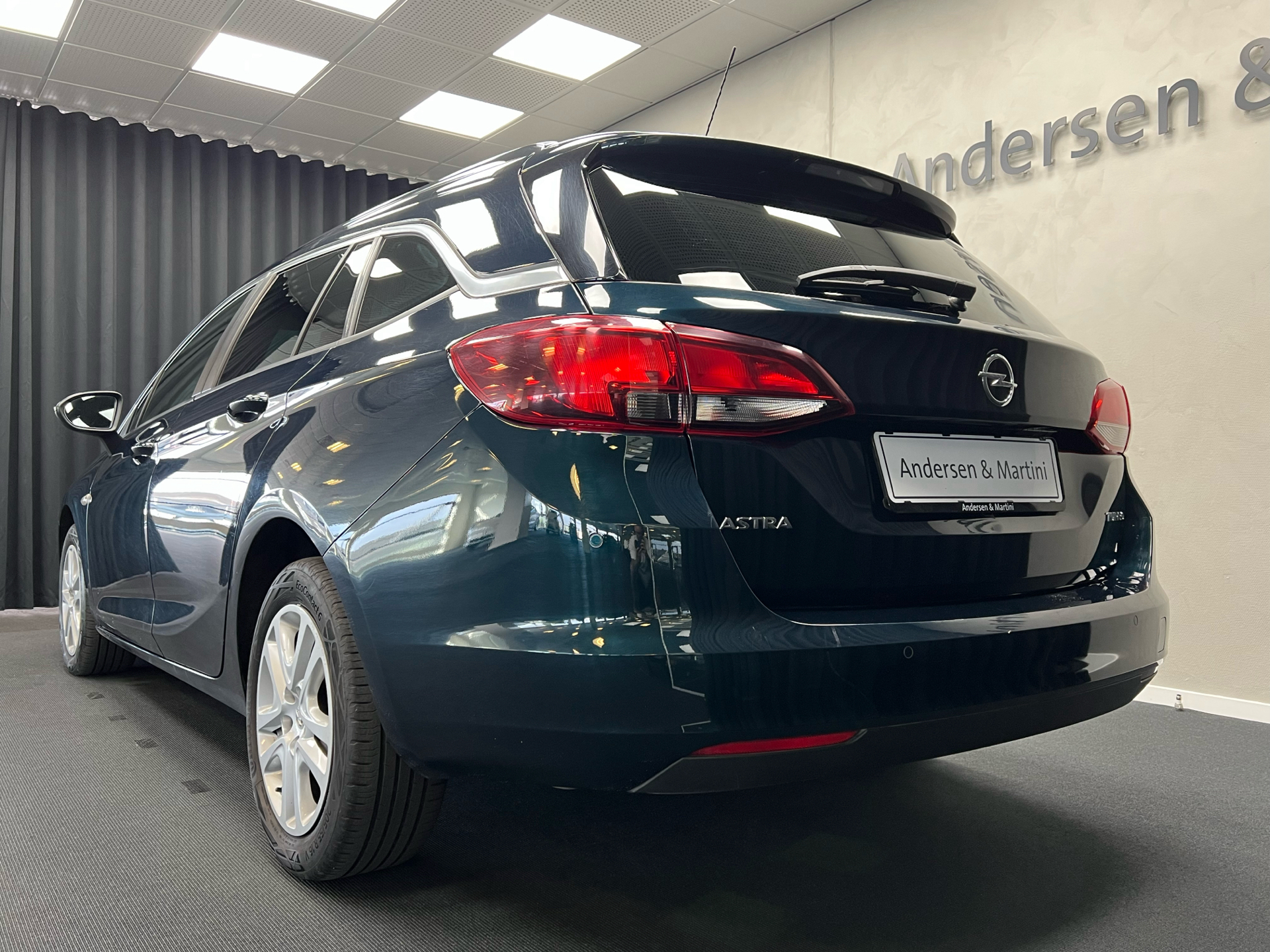 Blå Opel Astra fra 2019 set udefra