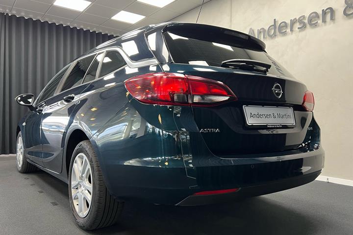 Blå Opel Astra fra 2019 set udefra
