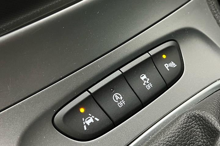 Blå Opel Astra fra 2019