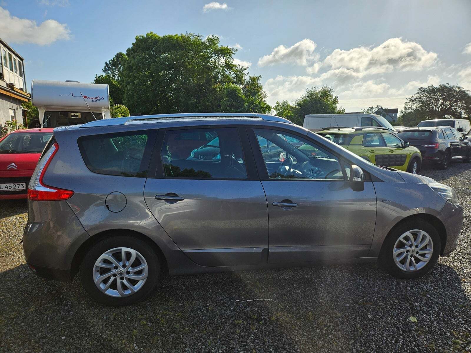 Grå Renault Grand Scenic III fra 2015