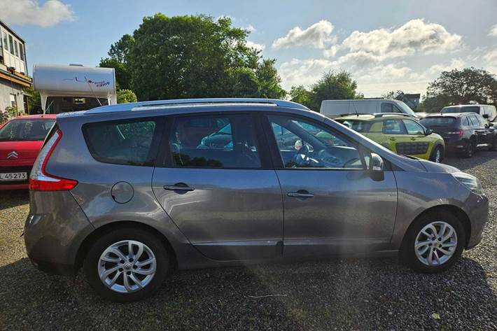 Grå Renault Grand Scenic III fra 2015