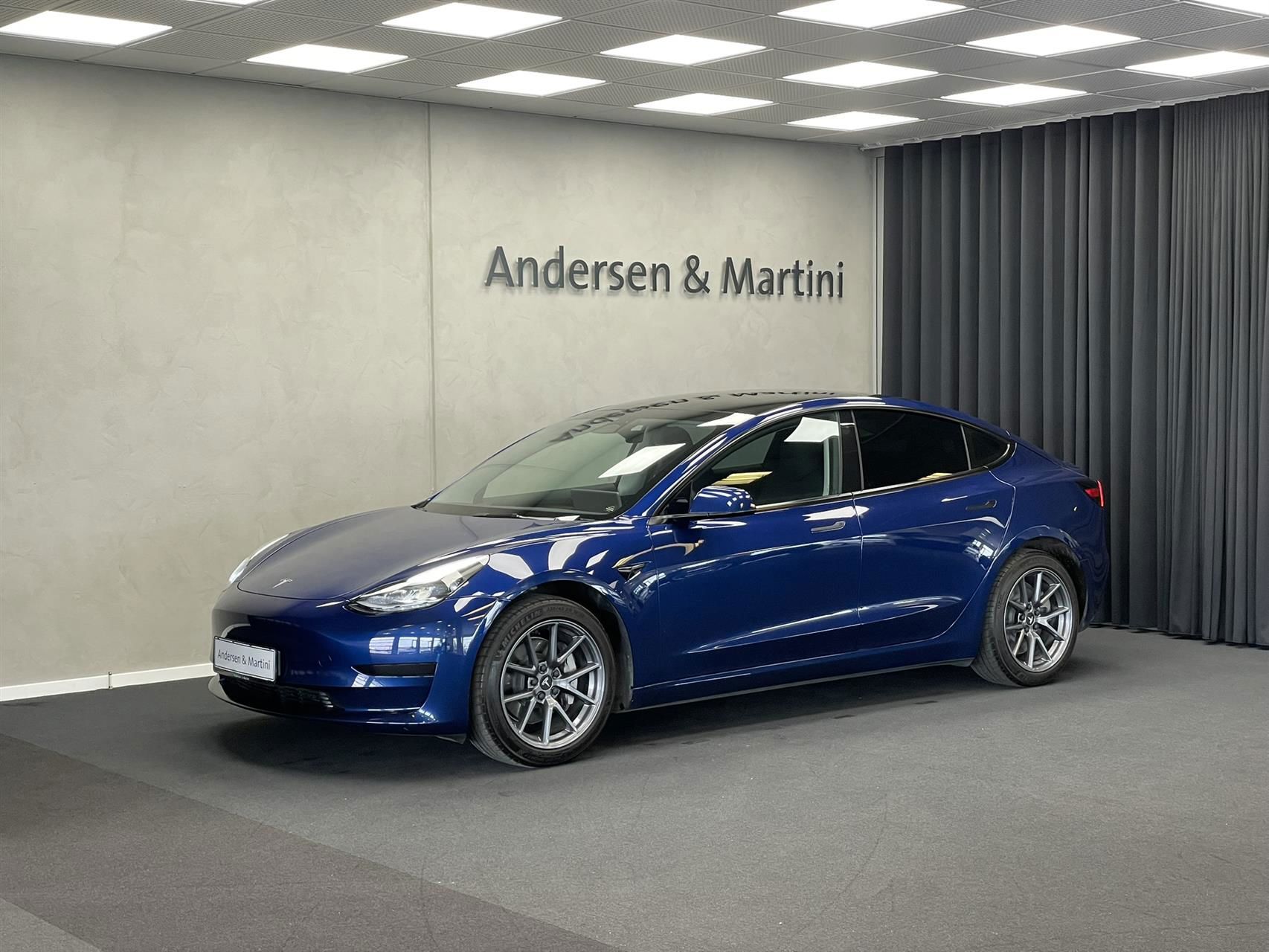 Blå Tesla Model 3 fra 2022