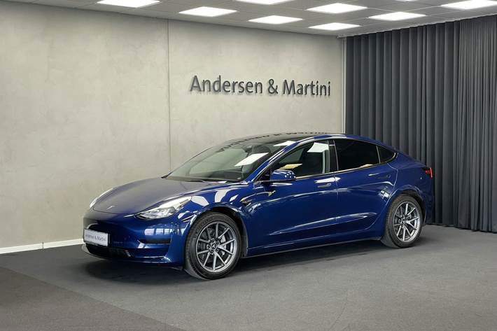 Blå Tesla Model 3 fra 2022