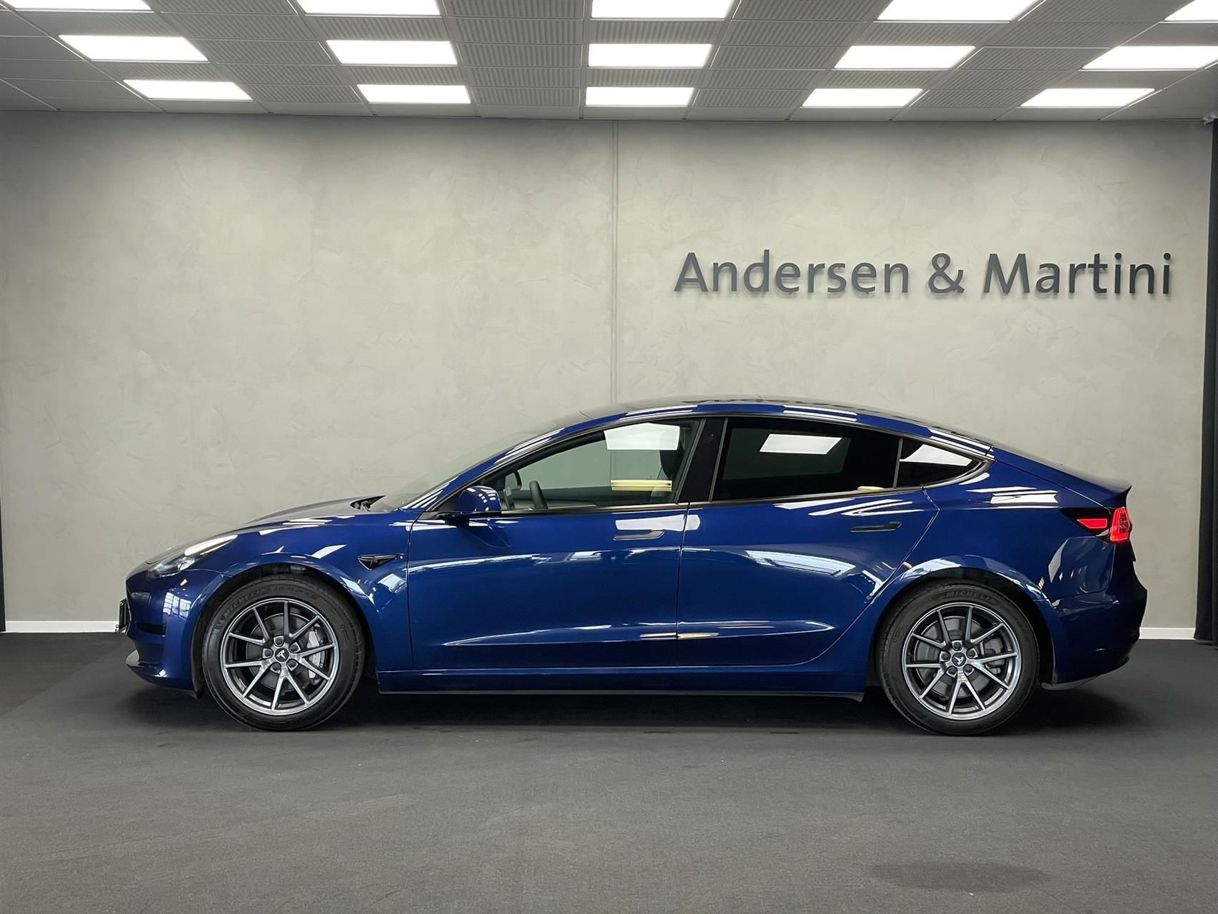 Blå Tesla Model 3 fra 2022