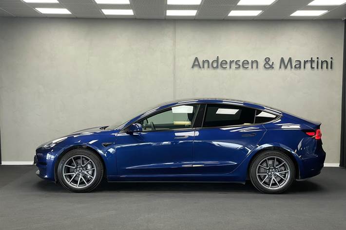 Blå Tesla Model 3 fra 2022