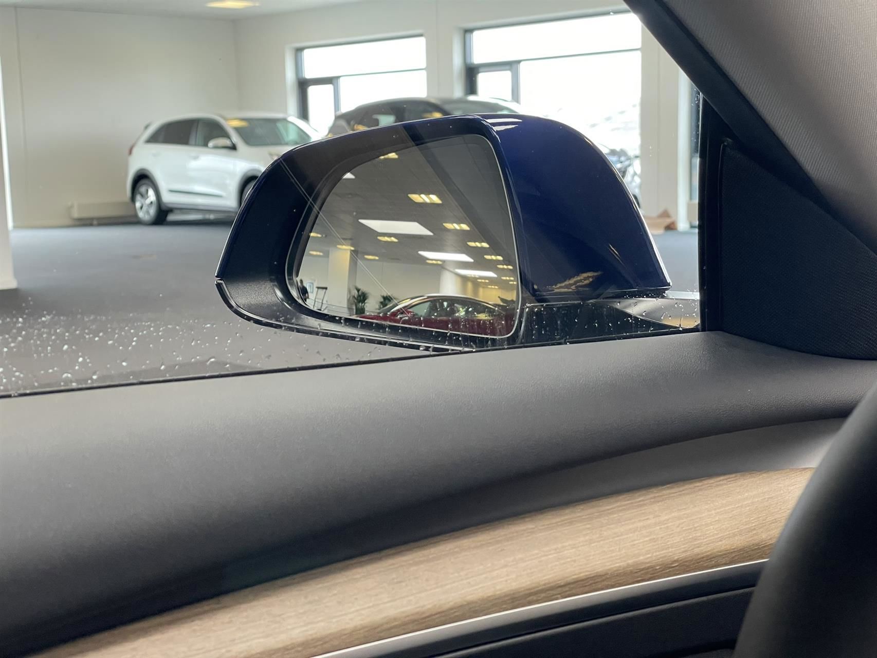 Blå Tesla Model 3 fra 2022