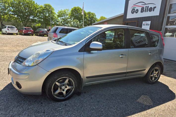 Grøn Nissan Note fra 2008