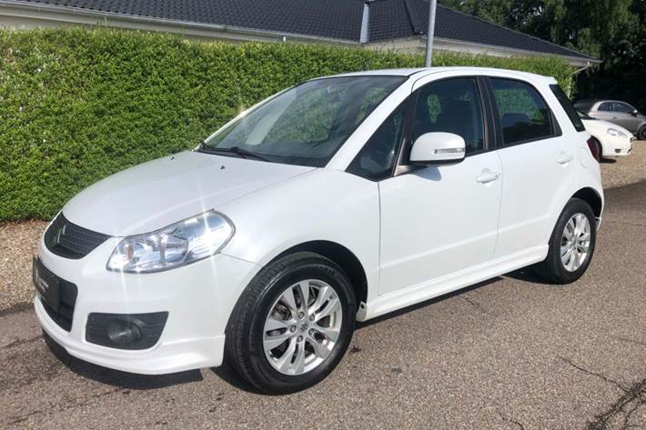 Hvid Suzuki SX4 fra 2013 set udefra