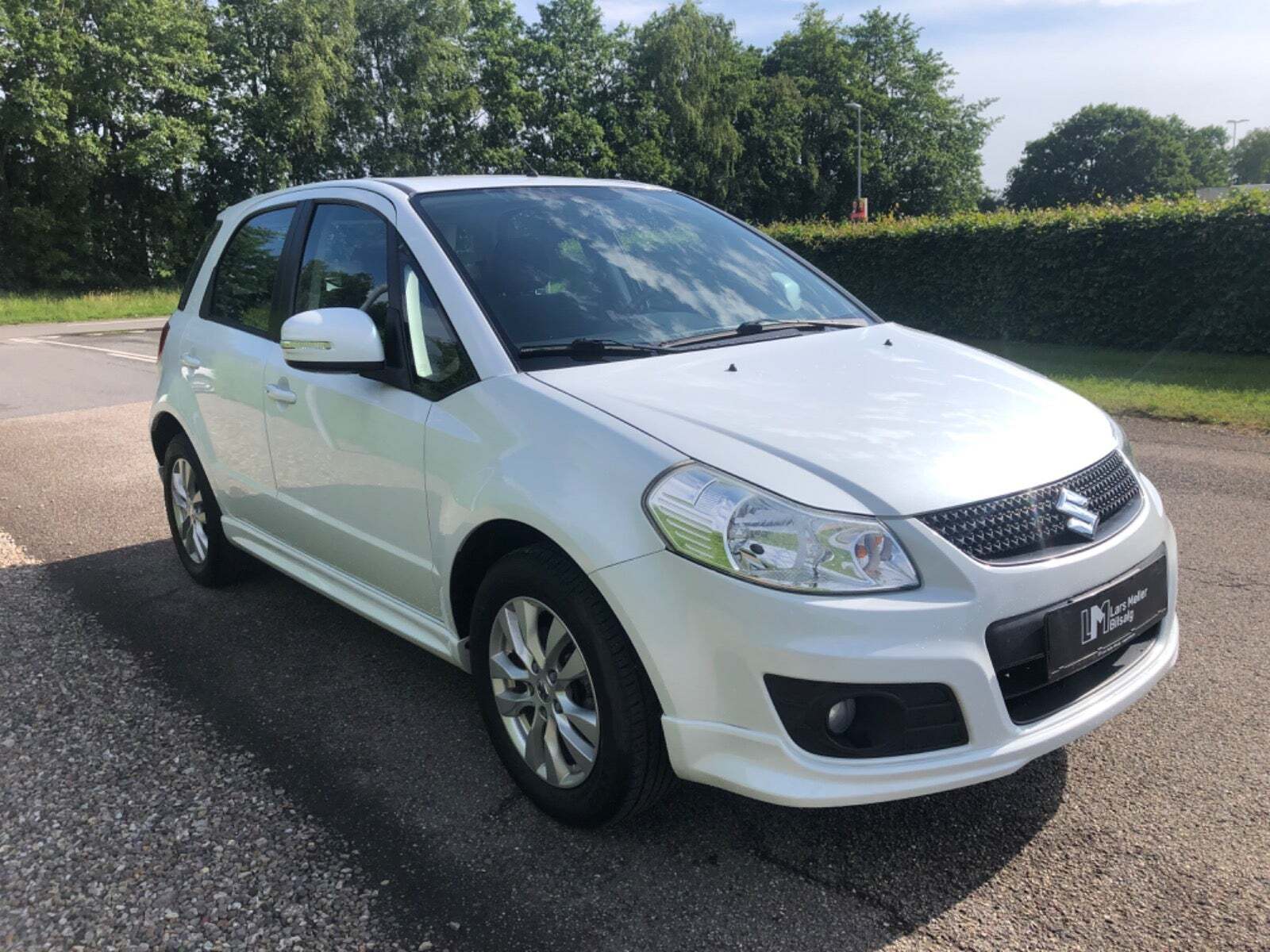 Hvid Suzuki SX4 fra 2013 set udefra