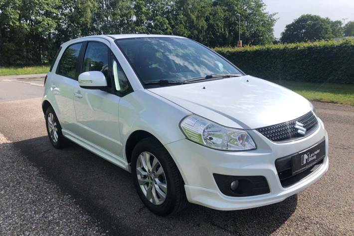 Hvid Suzuki SX4 fra 2013 set udefra